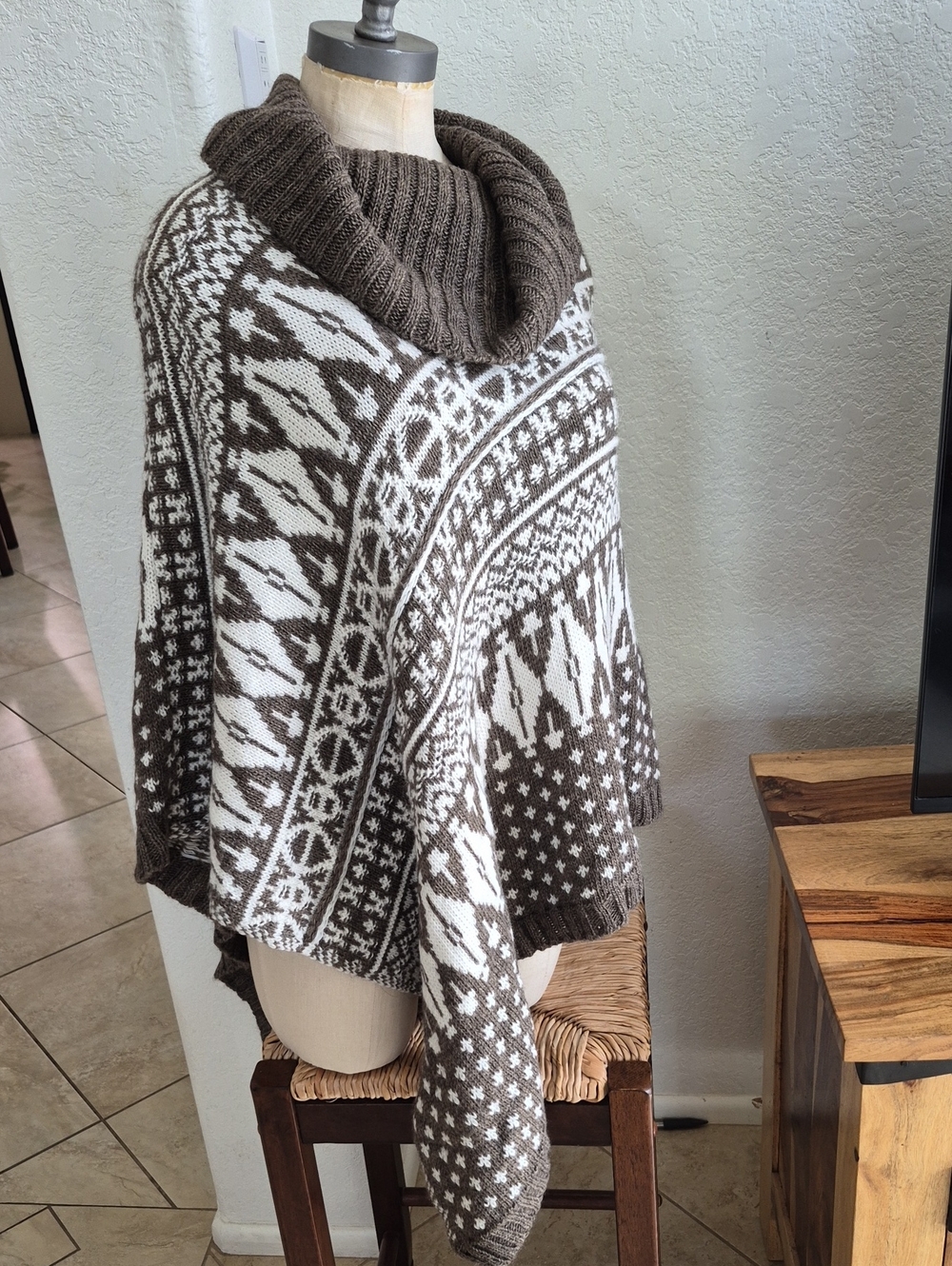 Giogio Italy made 30% Wool and 10% Alpaca blend Poncho One Sz